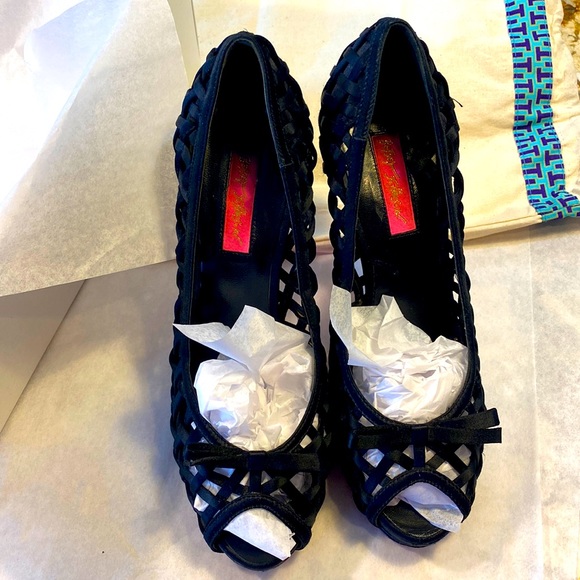 Betsy Johnson 4in high black silky textile crisscross pattern. - Picture 2 of 5